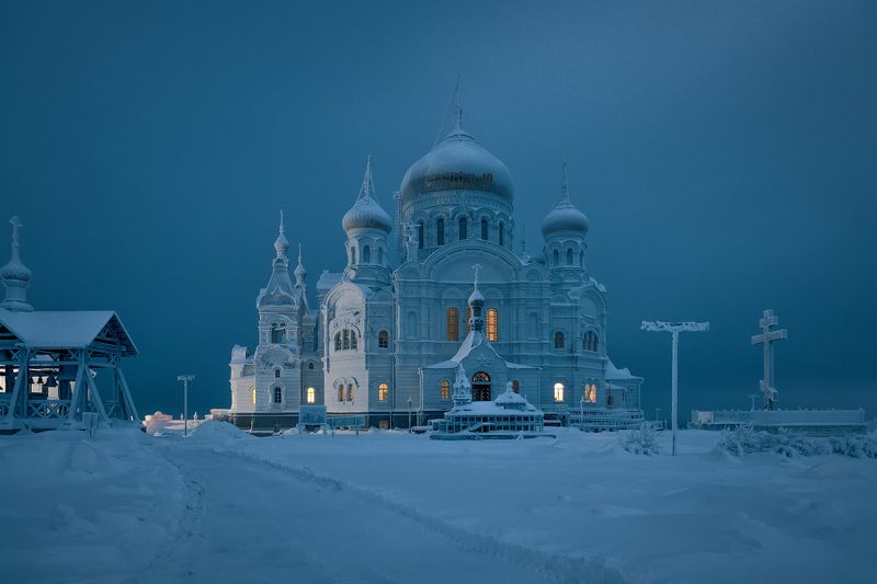 Зимнее утро монастыря