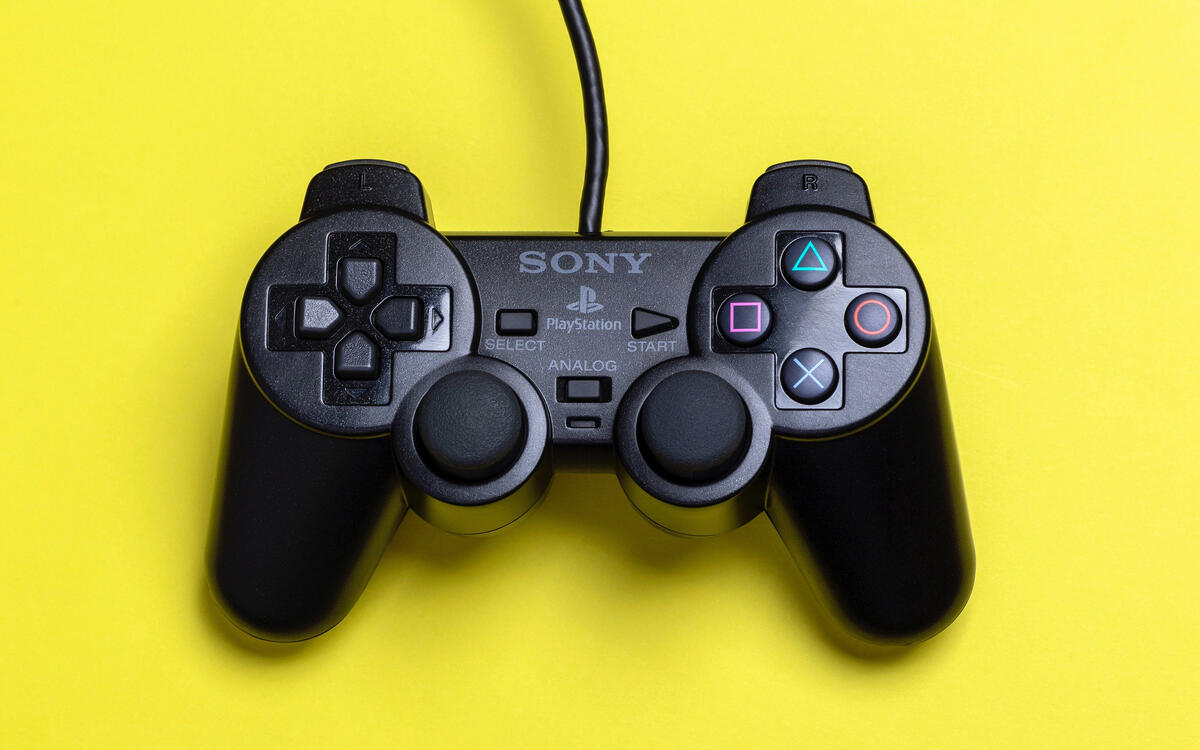 Фото бесплатно желтый фон, обои джойстик PlayStation, черный