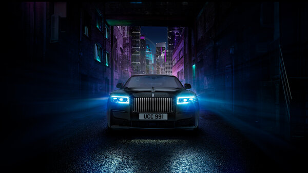 черный значок Rolls-Royce Ghost, 2021, ночь, автомобильные фары