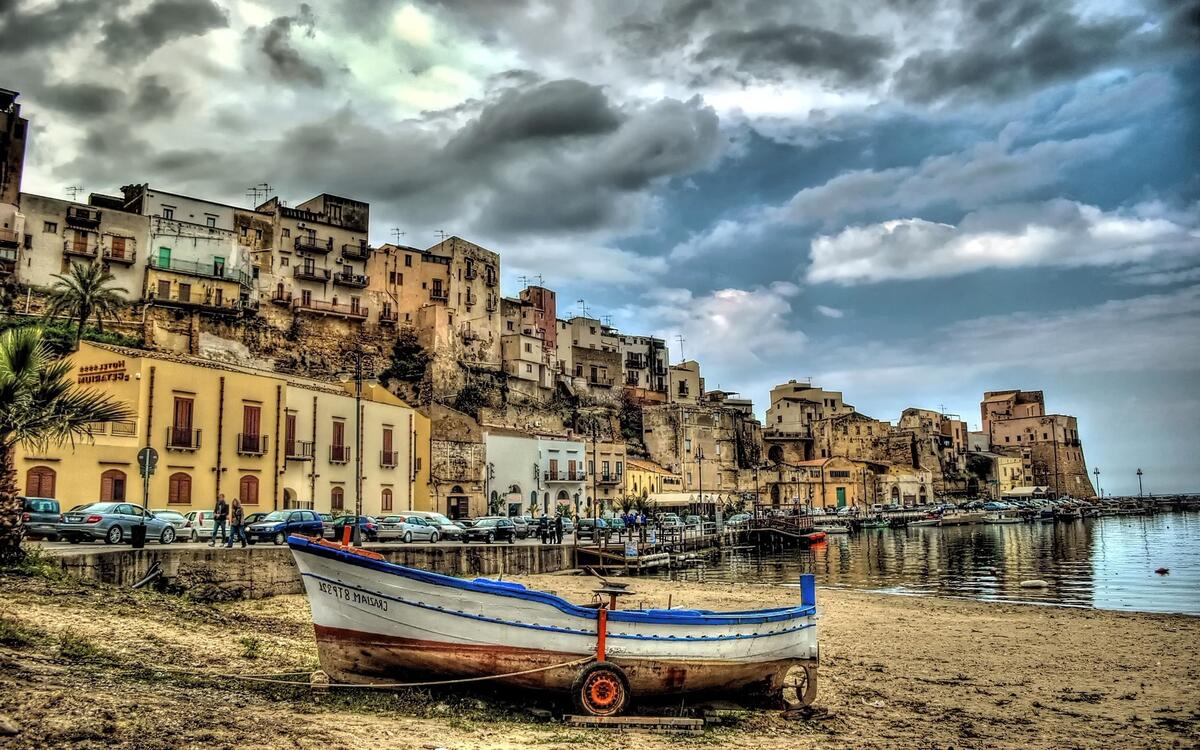 Старинный город в Италии на берегу моря