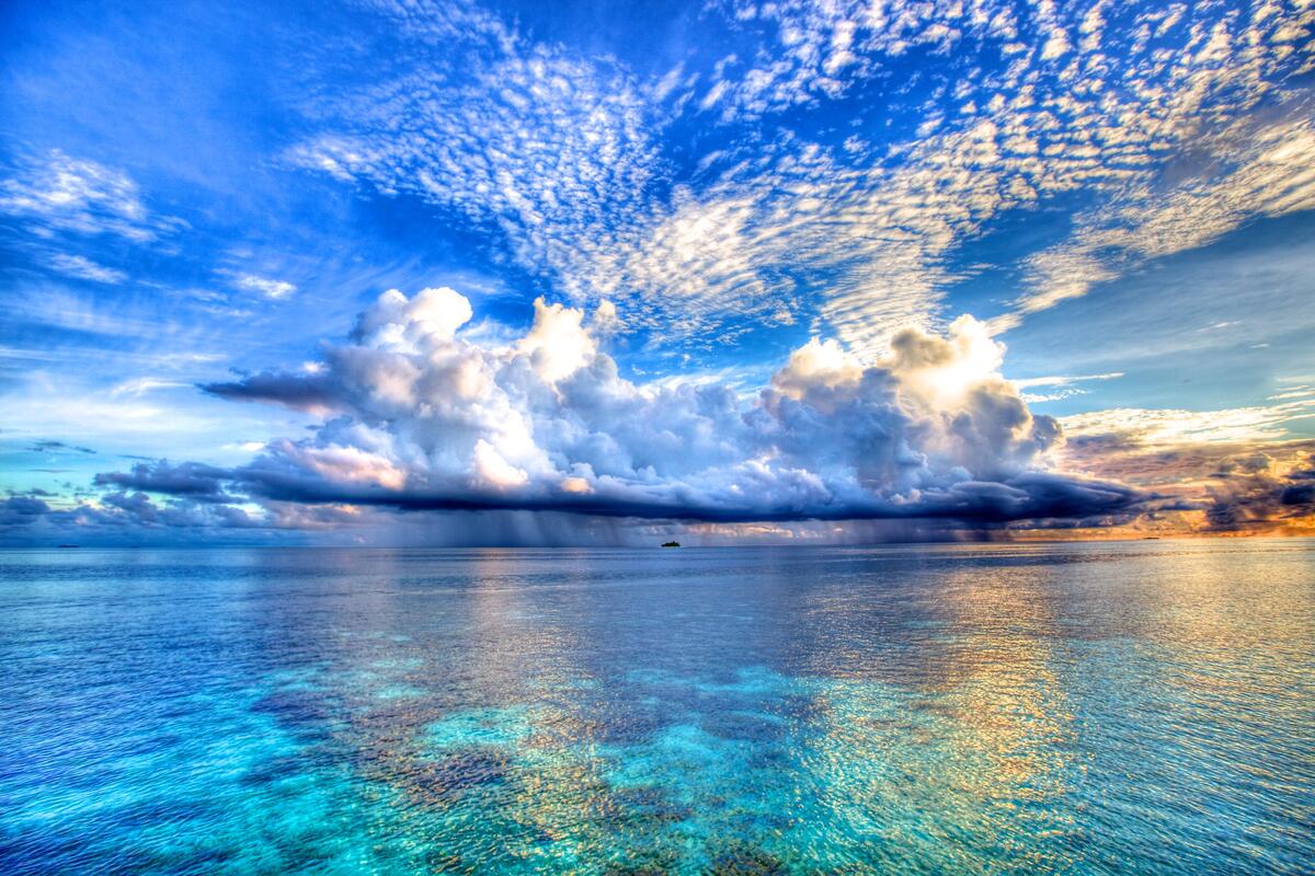 Облачное небо над голубым морем