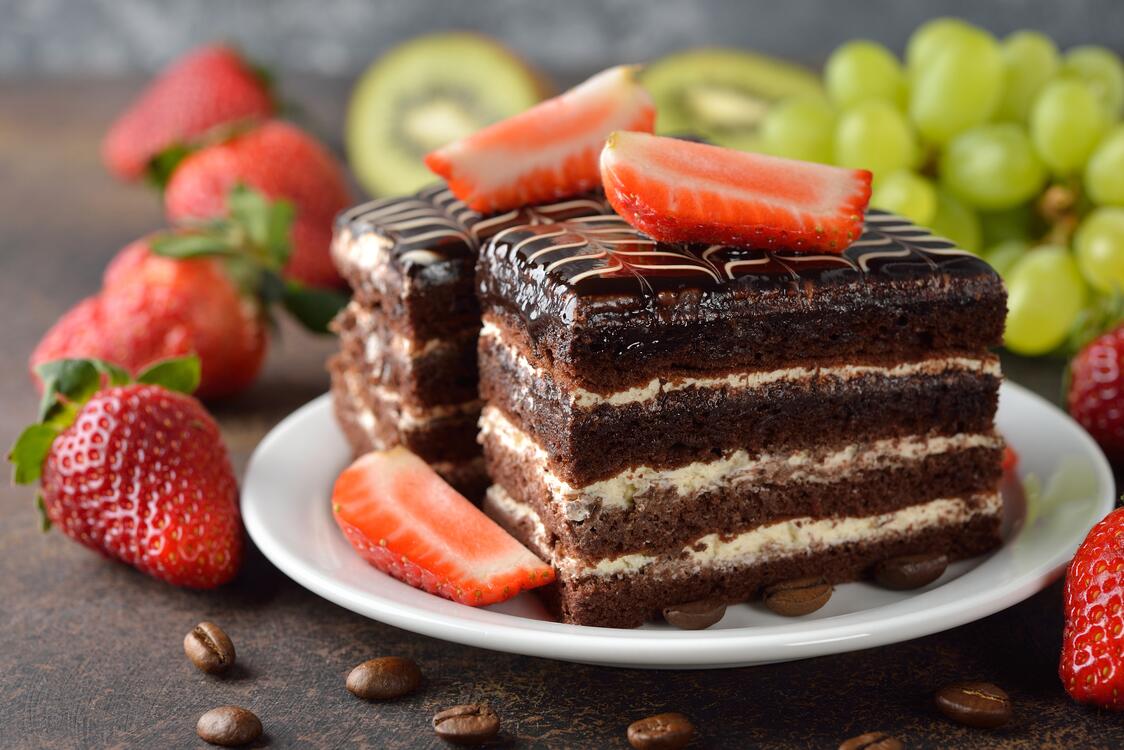 Фото бесплатно обои шоколадный торт, клубника, еда